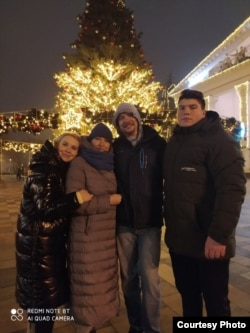 Родина Повненьких. Новорічний Маріуполь, площа перед Драмтеатром. Новий 2022 рік