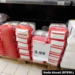 Çmimi për 5 kilogramë miell në një dyqan në Prishtinë.