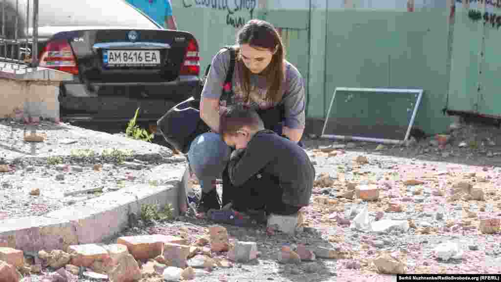 Мама з сином з постраждалої багатоповерхівки в Голосіївському районі Києва