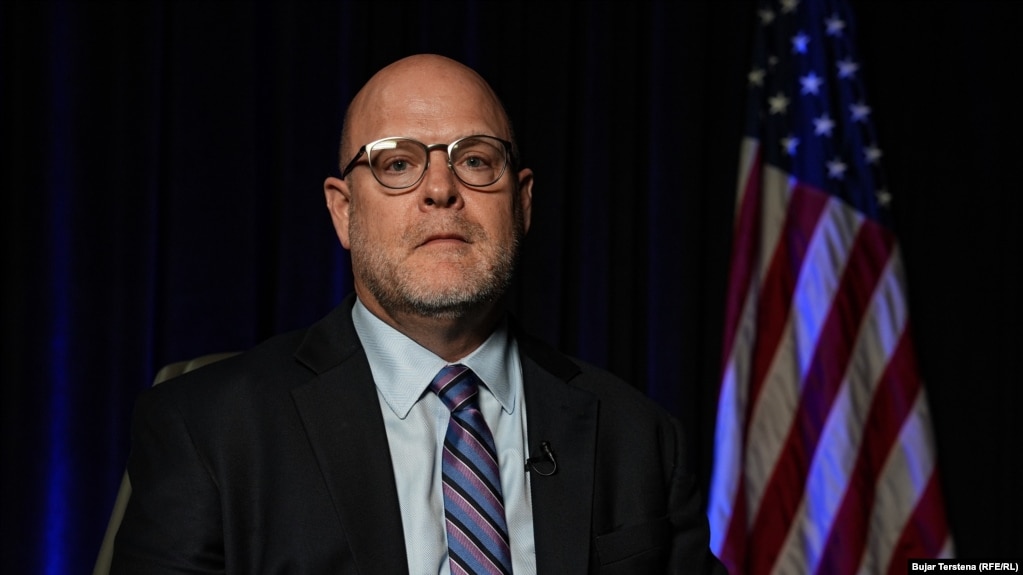 Ish-ambasadori amerikan në Prishtinë, Jeffrey Hovenier.