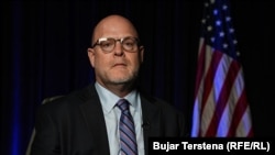 Ish-ambasadori amerikan në Prishtinë, Jeffrey Hovenier.
