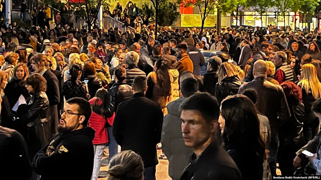 Oamenii s-au adunat în Belgrad ca să își arate solidaritatea și respectul față de victimele atacului armat ce a avut loc pe 3 mai, la o școală din Capitala Serbiei. 