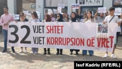 Familjarët e viktimave të tragjedisë së spitalin modular të Tetovës protestuan më 15 shtator 2023, para ndërtesës së Prokurorisë Publike të Maqedonisë së Veriut.
