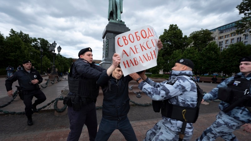 Навальныйны хуплау чарасында катнашучыларны икенче тәүлек рәттән полиция бүлекчәсендә тоталар
