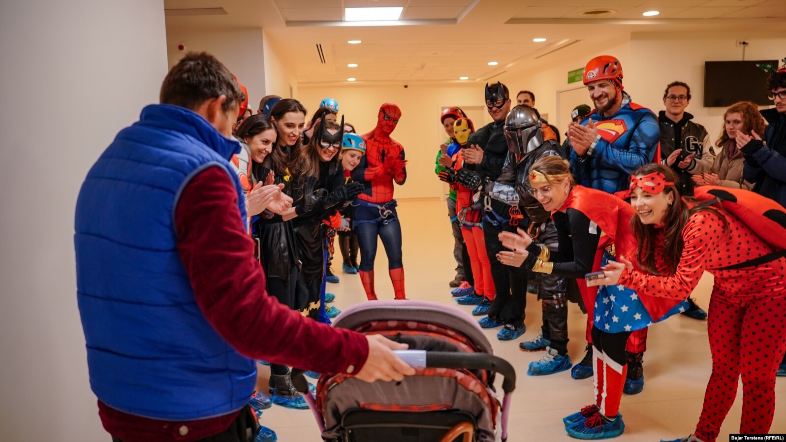 Një gjashtëvjeçar përshëndetet nga vullnetarët e Klubit Alpin Prishtina, të veshur në kostume të superheronjve, në repartin e Onkologjisë pediatrike në Prishtinë.