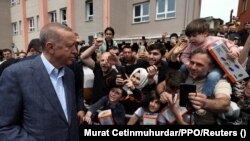 Түркиянын президенти Режеп Тайып Эрдоган шайлоочулар менен жолугууда. 