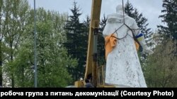 Демонтаж советского памятника во Львовской области, июль 2023 года