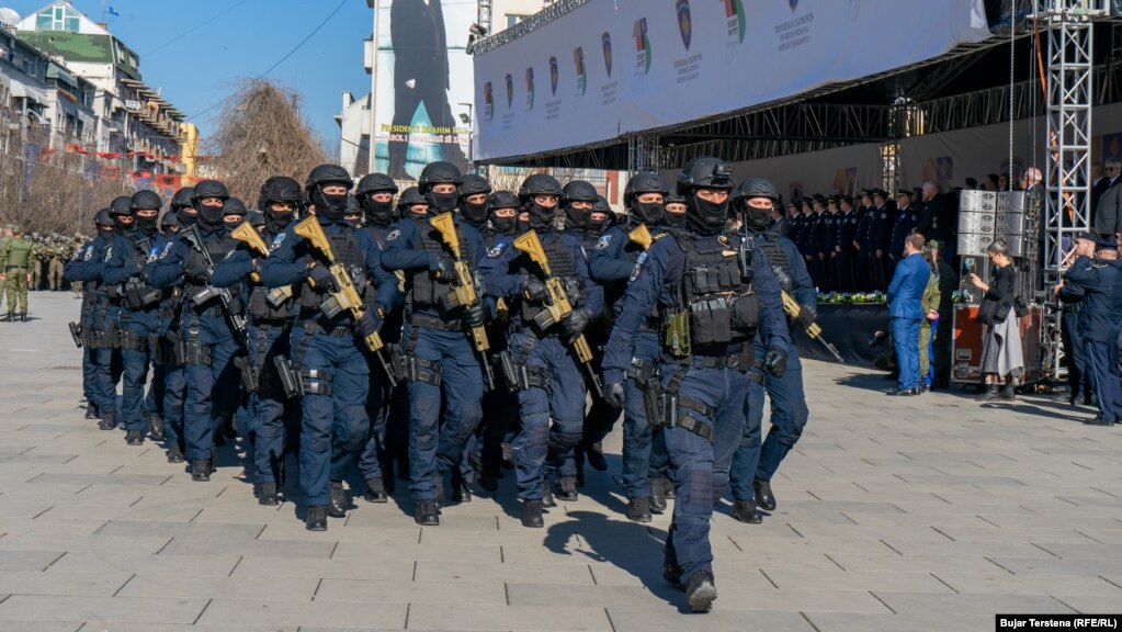 Pjesëtarë të njësive speciale të Policisë së Kosovës duke parakaluar në sheshin Zahir Pajaziti në Prishtinë. 