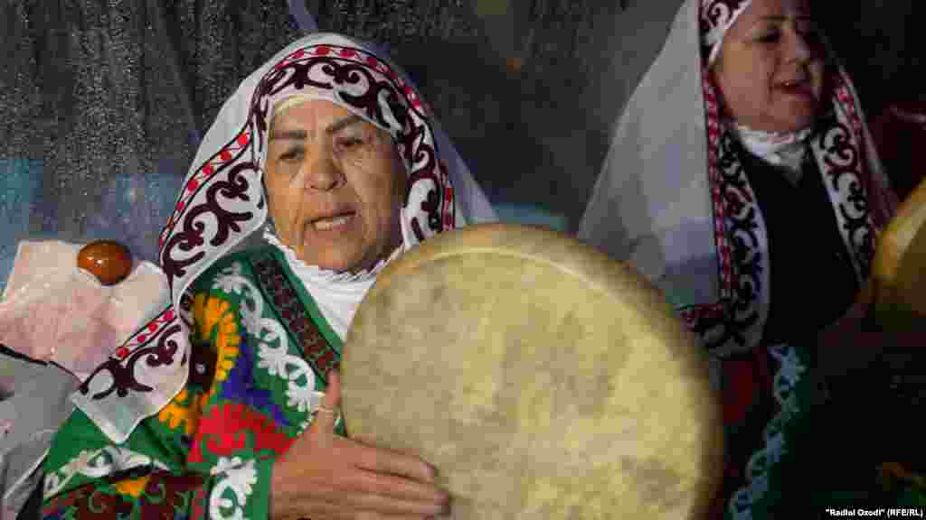 Tádzsik nők énekelnek és zenélnek a reggeli ünnepségeken Dusanbéban&nbsp;