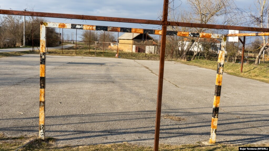 Fushë sporti në Rabovc, komuna e Lipjanit.