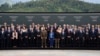 Švicarska savezna predsjednica Viola Amherd (u sredini u prvom redu) i pored nje desno ukrajinski predsjednik Volodimir Zelenski poziraju za porodičnu fotografiju sa šefovima i predstavnicima država na Samitu o miru u Ukrajini, Burgenstock, u blizini Lucerna, 15. juna 2024.