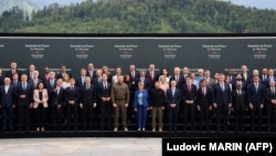 Švicarska savezna predsjednica Viola Amherd (u sredini u prvom redu) i pored nje desno ukrajinski predsjednik Volodimir Zelenski poziraju za porodičnu fotografiju sa šefovima i predstavnicima država na Samitu o miru u Ukrajini, Burgenstock, u blizini Lucerna, 15. juna 2024.