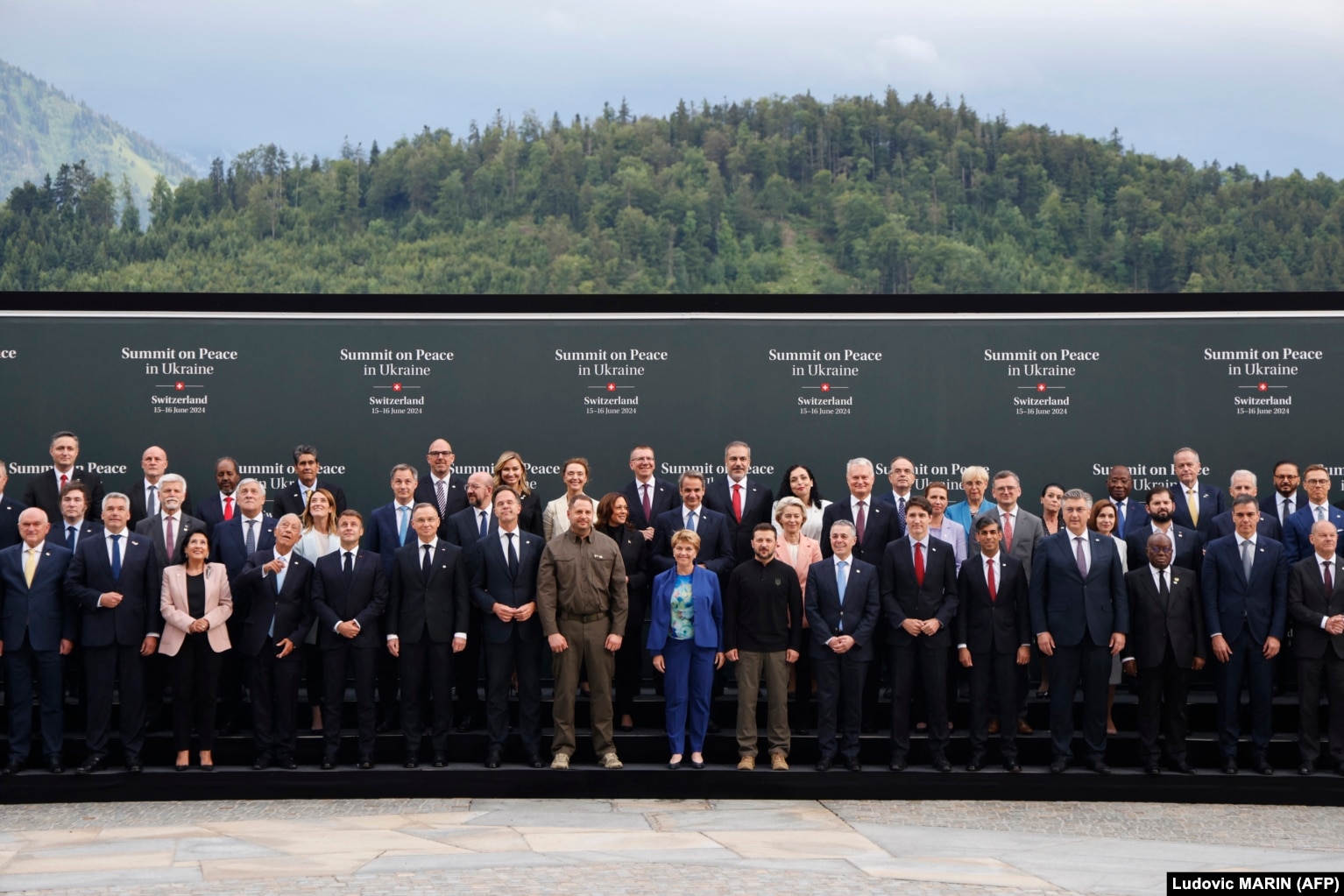 Саміт миру в Швейцарії 15 червня 2024 року. На «сімейному фото» за участі світових лідерів в центрі – президентка Швейцарії, президент Зеленський і Андрій Єрмак