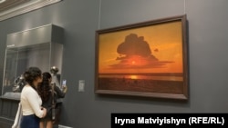 Картина Архипа Куїнджі «Червоний захід сонця на Дніпрі» в The Metropolitan Museum of Art у Нью-Йорку. Музей перекласифікував Куїнджі з російського на українського художника в 2023 році