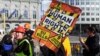 Активисти за правата на човека протестират пред Европейския парламент преди гласуването на Пакта на ЕС за убежището и миграцията в Брюксел, Белгия, 10 април 2024 г.
