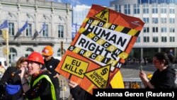 Protest aktivista za ljudska prava ispred Evropskog parlamenta uoči glasanja o reformi politike azila i migracija, Brisel, 10. april 2024.