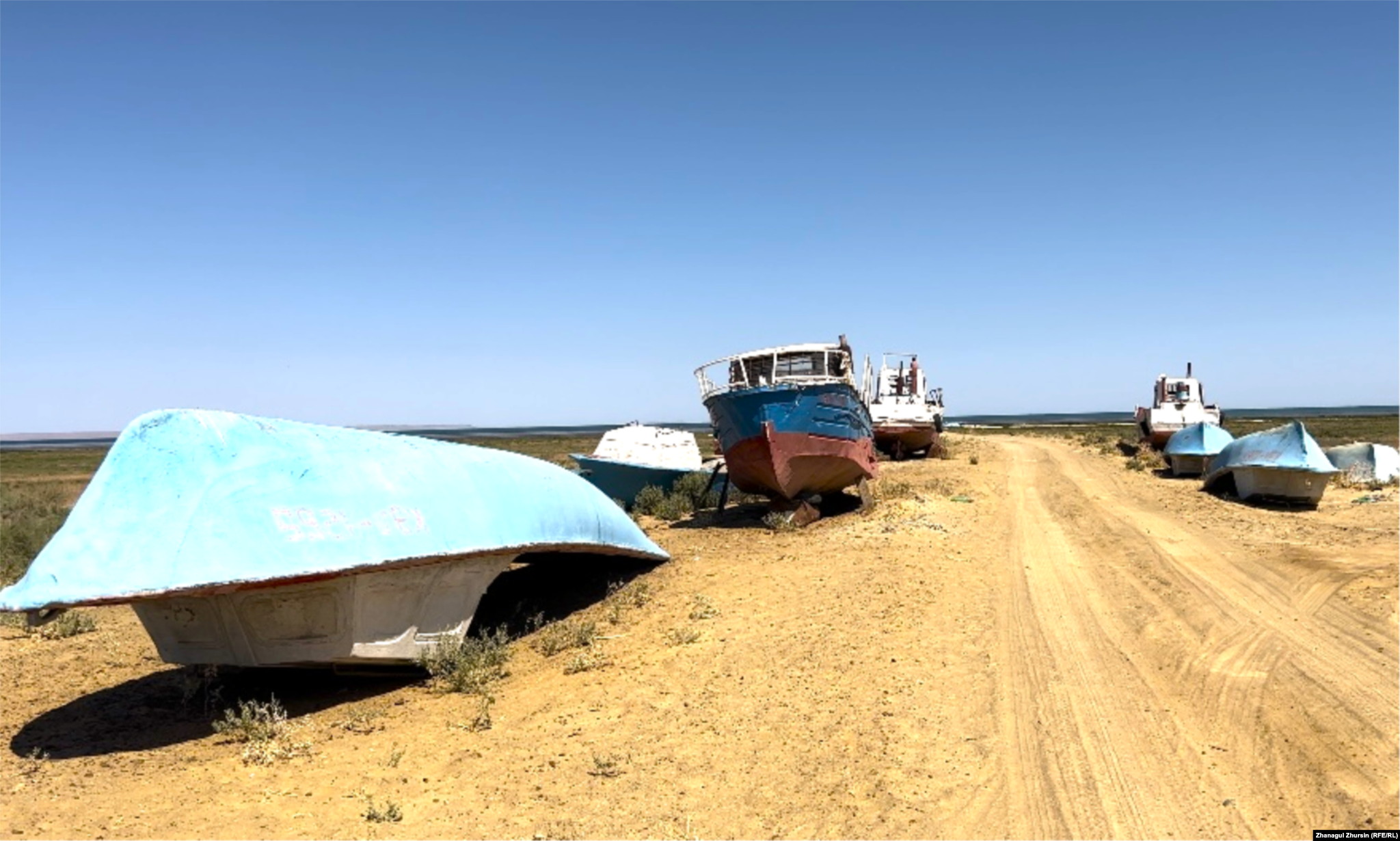 Barche da pesca abbandonate lungo le rive del Piccolo Lago d'Aral