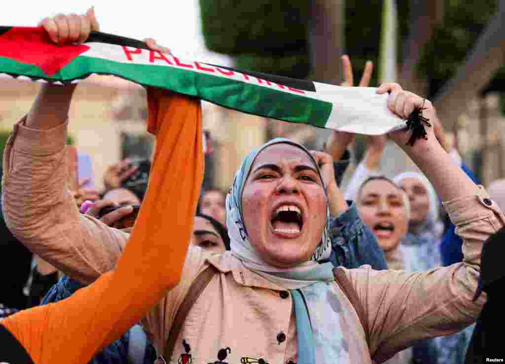 A Kairói Egyetem diákjai tüntetnek Kairóban 2023. október 18-án. A Közel-Kelet és Észak-Afrika országaiban, valamint Amerikában is demonstrációkat tartottak,&nbsp;hogy elítéljék a gázai kórház elleni támadást, és kifejezzék szolidaritásukat a gázai palesztinokkal. A tüntetők egy része a Hamászt támogatja, de a muszlim és zsidó békeaktivisták is tűzszünetet sürgetnek