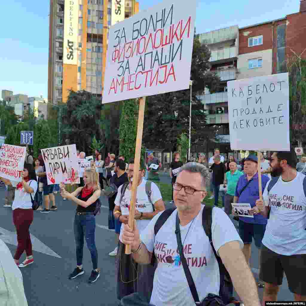 На повеќе транспаренти на протестот можеше да се забележи дека граѓаните за виновник го посочуваат &bdquo;кабелот&ldquo;, алудирајќи на случајот со пожарот во тетовската модуларна болница.