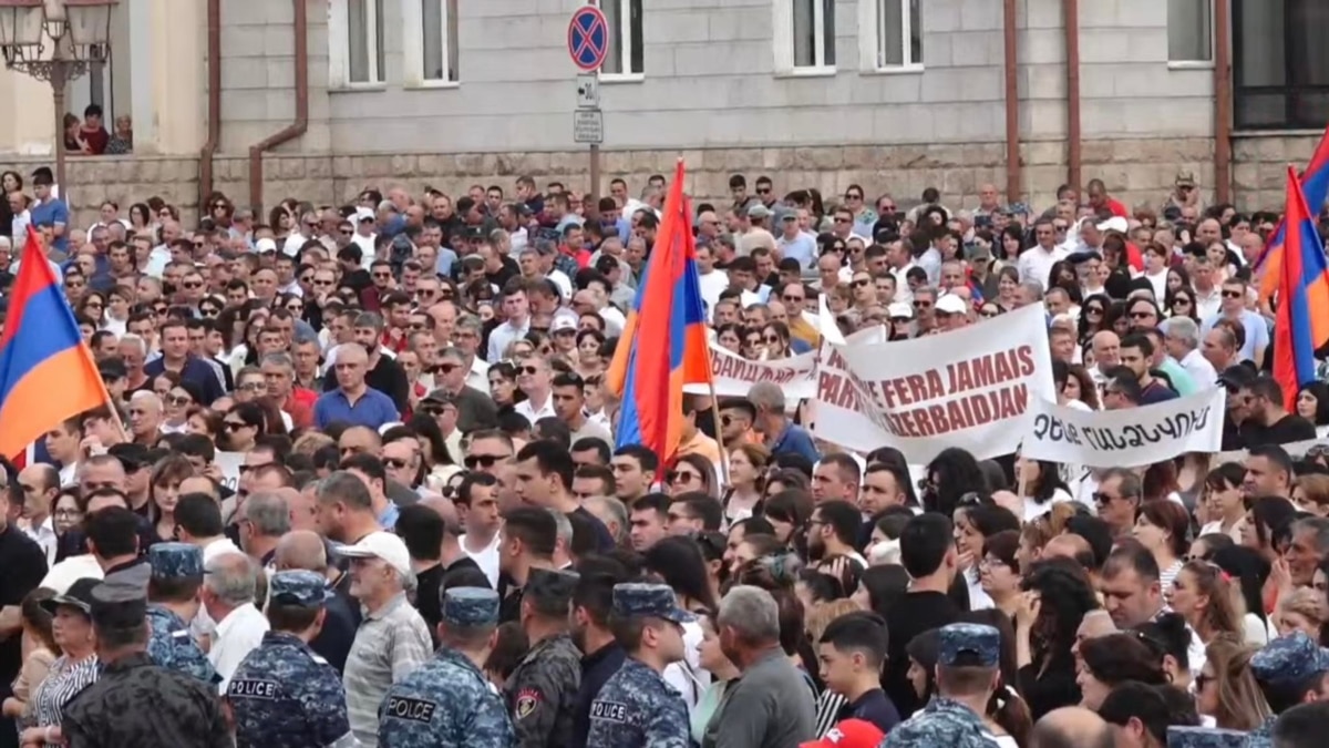 In Stepanakert, the protesters demand the unblocking of Nagorno-Karabakh