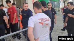 "რუსეთი ოკუპანტია" წარწერა აქტივისტის მაისურზე 