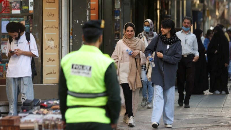 گزارش یک رسانه داخلی؛ حجاب اجباری تنها «مقابل مأموران» اجرا می‌شود