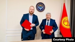Энергетика министри Таалайбек Ибраев жана «НоваВинд» ишканасынын башчысы Григорий Назаров.