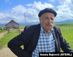 Jusuf Dacić (82) iz sela Bioce: Ceo dan provedeš stojeći čuvajući ovce i goveda.