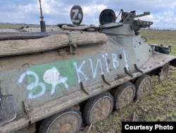 Це фото в своїх соцмережах розповсюдив голова Миколаївської ОВА Віталій Кім з підписом: "Ми не пробачимо оркам нікого і нічого. Тор". Ймовірно, саме цю російську МТЛБ було підбито під час боїв за аеропорт Миколаїв