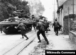 Британські війська ведуть бій у нормандському містечку Уїстреам, 6 червня 1944 року