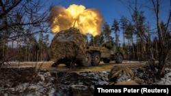 Самохідна гаубиця Archer шведського виробництва 45-ї окремої артилерійської бригади ЗСУ веде вогонь по позиціях армії РФ на Донеччині, 16 грудня 2023 року
