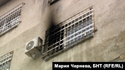 Прозорецът на "меката стая" в психиатрията в Ловеч, в която в началото на октомври млад пациент загина при пожар.