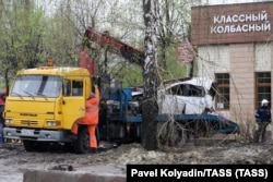 Евакуатор забирає автомобіль, пошкоджений вибухом бомби, яка аварійно відірвалася від винищувача-бомбардувальника Су-34 сил РФ. Квітень 2023 року