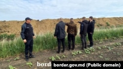 Задержанные украинцы, которые нелегально пересекли границу Молдовы. Иллюстративное фото