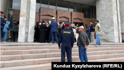 Родственники и родители кыргызстанцев, находящихся в тюрьмах России, перед зданием Жогорку Кенеша. 18 сентября 2023 года.