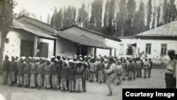 Архив сүрөт. Үркүндө жетим калган кыргыз балдары. Жетим балдар үйү (Пишпек же Токмок), 1921-жыл.