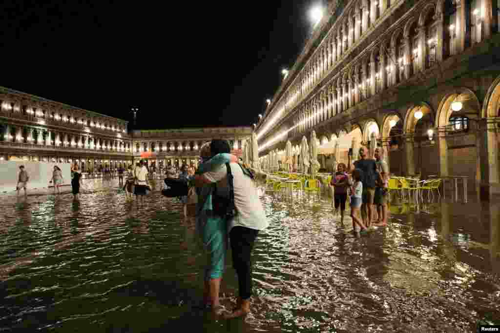 Prizor s poplavljenog Markovog trga nakon neuobičajeno visokog vodostaja u Veneciji, Italija, 1. avgust.