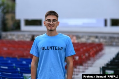 Ylli Rada, vullnetar në Dokufest, thotë se ky festival mundëson njohjen e &quot;shumë njerëz të ndryshëm dhe të kesh eksperienca të reja&quot;.&nbsp;