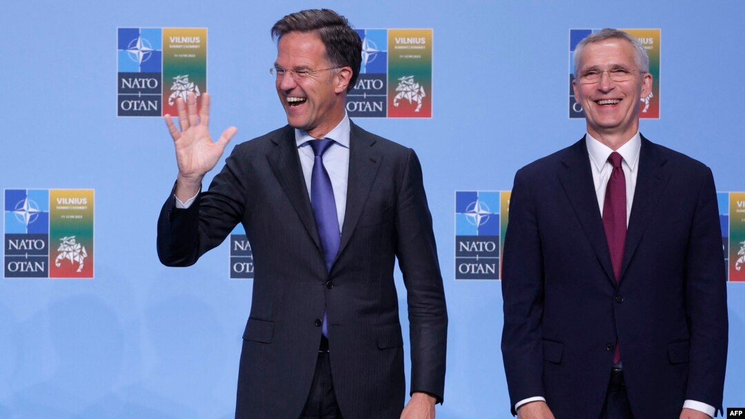 Mark Rutte, proaspăt nominalizat secretar general al NATO, alături de Jens Stoltenberg, șeful NATO timp de zece ani