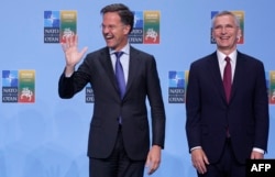 Для Йенса Столтенберга (справа) этот саммит станет последним в должности генерального секретаря союза. В октябре его сменит на этом посту экс-премьер Нидерландов Марк Рютте (слева)