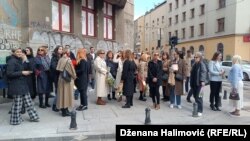 Nekoliko desetaka građana, prijatelja i kolega, zajedno sa članovima porodica dvije nastradale doktorice, okupilo se na postavljanju spomen-ploče.