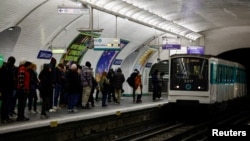 Udhëtarët presin metronë në Paris, në ditën e gjashtë të protestave kundër planit të reformave në pensione të Qeverisë franceze. 6 mars 2023.