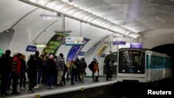 Már hétfőn, 2023. március 6-án is jó sokat kellett várni a metróra Párizsban