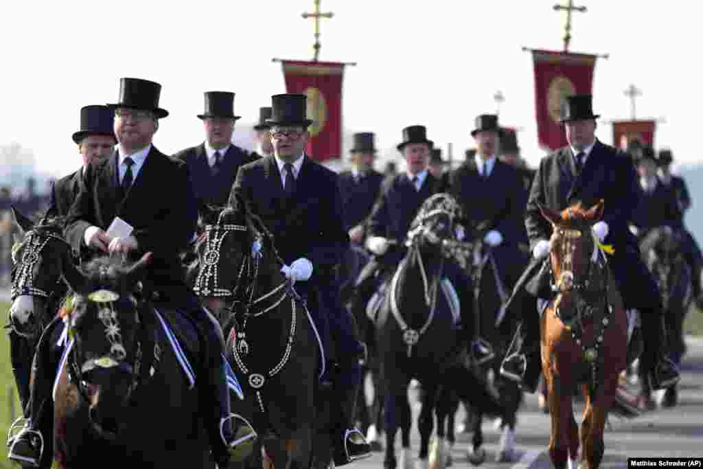 Uskršnja povorka jahača u Ralbicu, Nemačka, nedelja, 9. april 2023. Prema tradiciji staroj više od sto godina, muškarci Lužičkih Srba, obučeni u crne frakove, jašu na ukrašenim konjima, pevajući i moleći se Isusovom uskrsnuću. Lužički Srbi su slavenska nemačka manjina koja se nalazi blizu nemačko-poljske granice.