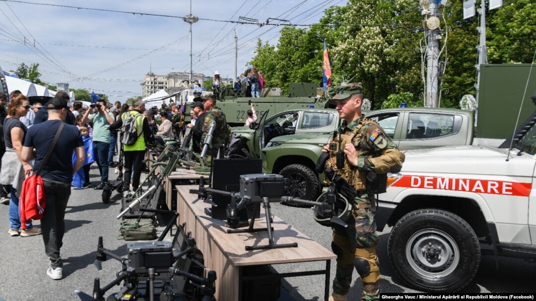 Expoziție de echipament militar donat de partenerii externi Armatei Naționale. Ziua Europei, Piața Marii Adunări Naționale, 9 mai 2024.
