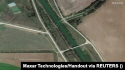 Спутниковый снимок показывает, что в августе 2022 года еще не было окопов в селе Маслово на севере Крыма