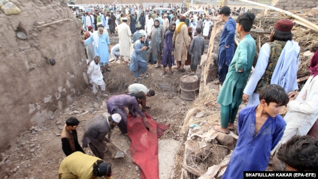په ننګرهار کې د وړمې ورځې توپان او باران ځپلې سیمه کې خلک د خاورو او لوټو لاندې کسانو د ژغورنې هڅې کوي.