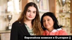 Ивет с учителката Пенка Аврамова, която организира вътрешното състезание в училище
