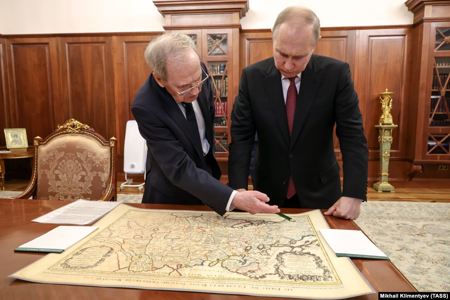 Голова Конституційного суду Росії Валерій Зорькін показує керівнику РФ Володимиру Путіну мапу Московії і прилеглих територій, на якій російський керманич не помітив України. Москва 23 травна 2023 року