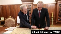Президент России Владимир Путин и председатель Конституционного суда РФ Валерий Зорькин над картой